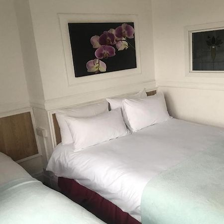 Oyo Maggie Jones Guest House Cardiff Eksteriør bilde
