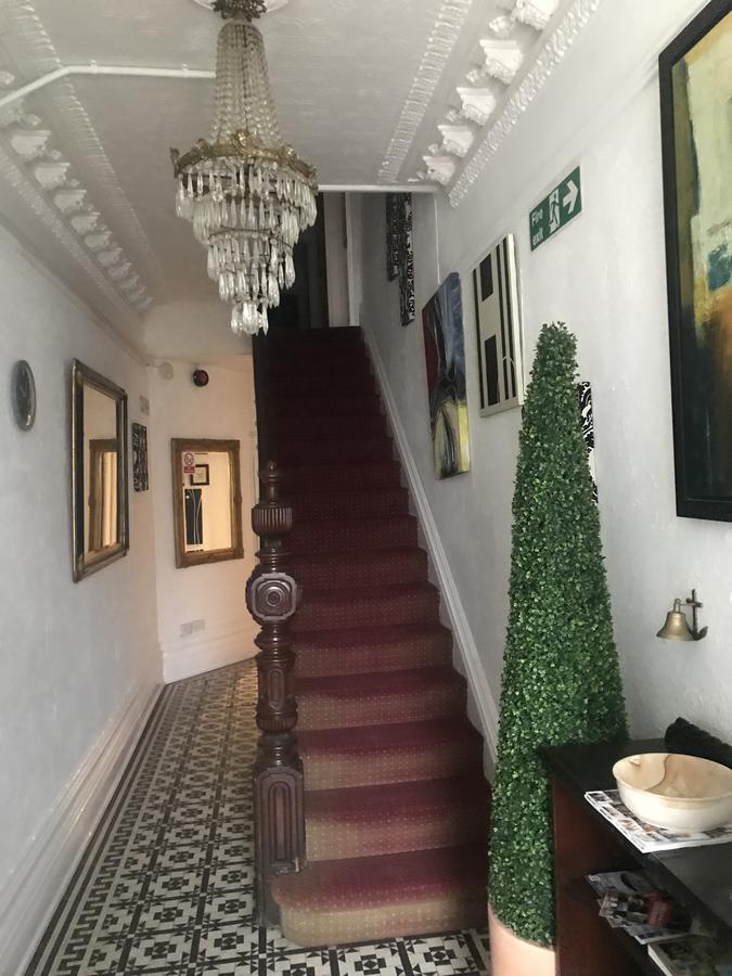 Oyo Maggie Jones Guest House Cardiff Eksteriør bilde